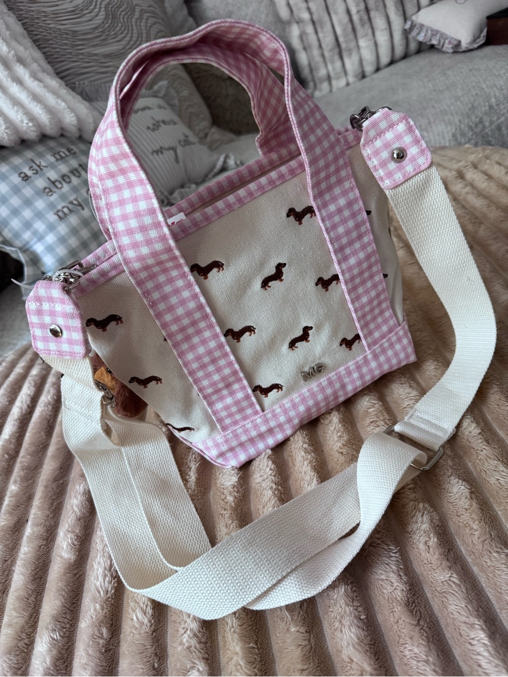Madden Girl Pink Gingham Tote with Dachshund Embroidery (Missing items) - Picture 2 of 2